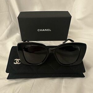 CHANEL Elegant Black Sunglasses